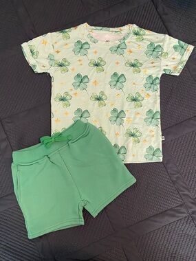 Bums & Roses ‘Shamrockin’ Sparkles’ T-shirt & Shorts Set